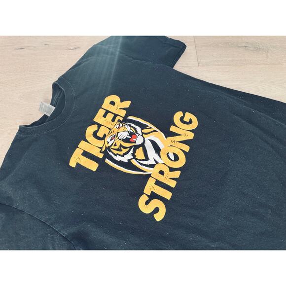 Vintage y2K Graphic T shirt Black Gold size medium Go Tigers Unisex 100% Cotton - Picture 5 of 6